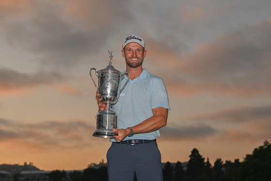 Wyndham Clark holds the trophy after the final round of the 123rd U.S. Open Championship at The Los Angeles Country Club on June 18 in Los Angeles, California. [GETTY IMAGES]