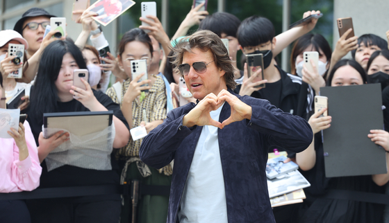 American actor Tom Cruise poses for photos with fans upon arrival at Seoul Gimpo Business Aviation Center on Wednesday. Cruise is in Korea to promote his new feature film ″Mission: Impossible – Dead Reckoning Part One.″ [YONHAP]