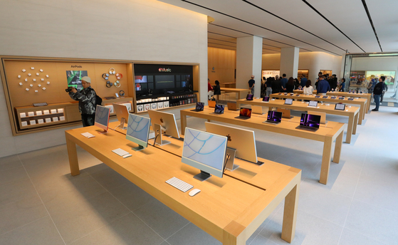 Apple opened its fifth retail store in Korea in March. The Gangnam branch is just 600 meters (1,968 feet) away from Samsung Gangnam [NEWS1]