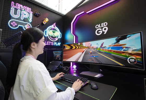 A visitor plays a computer game at the Game Zone on the fourth floor of Samsung Gangnam. [SAMSUNG ELECTRONICS]