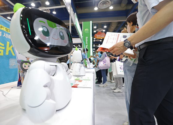 An artificial intelligence-powered robot for English language education is displayed at the 12th Smart Tech Korea tech fair held at COEX, southern Seoul, on Wednesday. This year's Smart Tech Korea will run for three days through Friday. [YONHAP] 