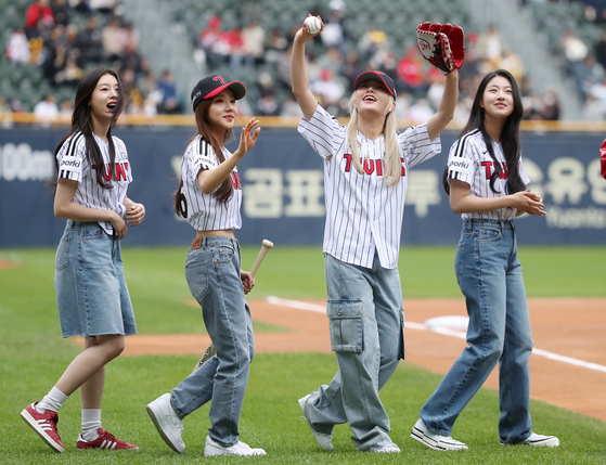 Girl group Fifty Fifty enters the Jamsil Baseball Stadium in southern Seoul for a pitching event on April 29 during a match between Kia Tigers and LG Twins. [NEWS1]