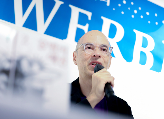 French novelist Bernard Werber speaks to the local press about his writing career and new books in Jung District, central Seoul, on Wednesday. [YONHAP]