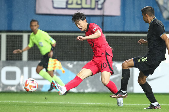 Korea's Lee Jae-sung, left, shoots during a friendly against El Salvador at Daejeon World Cup Stadium in Daejeon on June 20. [NEWS1] 