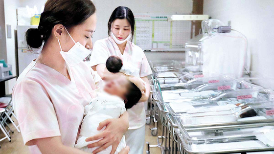 Nurses take care of babies at a hospital in Daejeon. [KIM SEONG-TAE]
