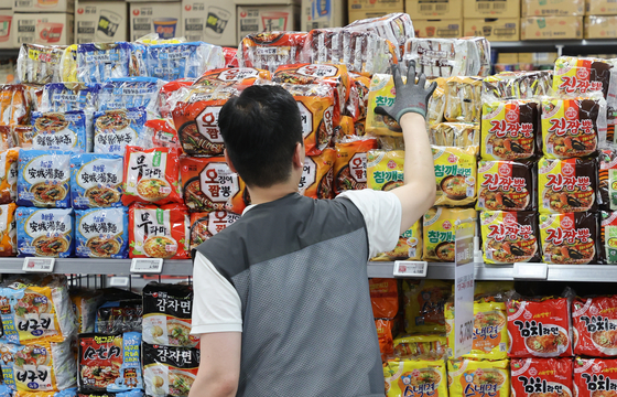 Ramyeon bundles are displayed at a discount store in Seoul on Monday. [YONHAP]