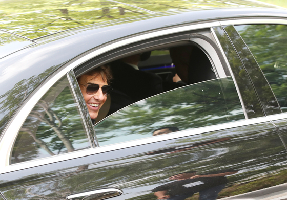American actor Tom Cruise leaves Seoul Gimpo Business Aviation Center on Wednesday. [YONHAP]