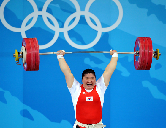 Weightlifting champion Jang Mi-ran wins the gold medal in the women's over 75-kilogram category in the 2008 Beijing Olympics. [JOONGANG PHOTOS]