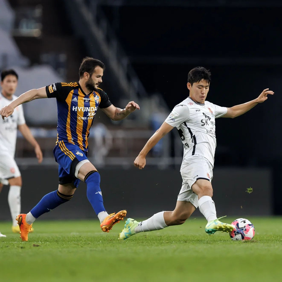 Jeju United's Lee Gi-hyeok, right, dribbles the ball during an FA Cup match against Ulsan Hyundai at Ulsan Munsu Football Stadium in Ulsan in a photo shared on Jeju's official Facebook account on Thursday. [SCREEN CAPTURE] 