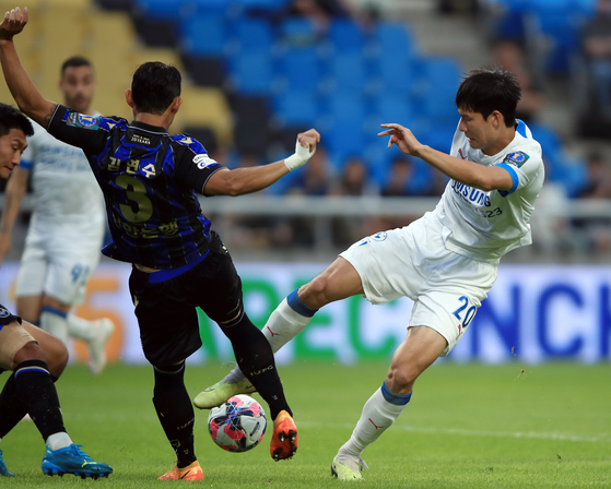 The Suwon Samsung Bluewings' Park Hee-jun, right, vies for the ball with Incheon United's Kim Yeon-soo during an FA Cup match at Incheon Football Stadium in Incheon on Wednesday. [NEWS1] 