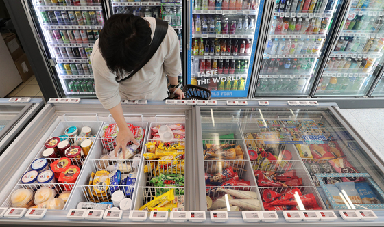 A customer selects an ice cream at a convenience store in Seoul. [NEWS1]