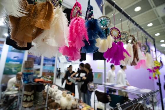 Import goods are displayed at a booth in the 20th Korea Import Fair held in COEX, southern Seoul, on Thursday. The annual fair will run through Saturday, with 150 companies from 50 countries set to attend. [NEWS1]