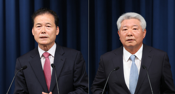 Kim Yung-ho, left, the unification minister nominee, and Kim Hong-il, appointed as new chairman of the Anti-Corruption and Civil Rights Commission, speak to reporters at a press briefing at the Yongsan presidential office in central Seoul Thursday. [YONHAP] 