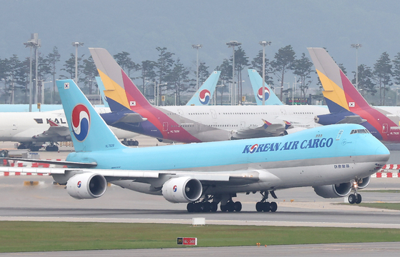 Korean Air and Asiana Airlines planes parked at Incheon International Airport. [YONHAP]