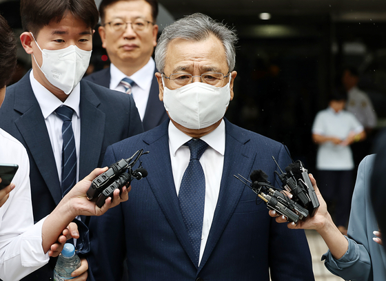 Former special counsel Park Young-soo leaves the Seoul Central District Court in Seocho District, southern Seoul, after his warrant review hearing ended on Thursday afternoon. [YONHAP]