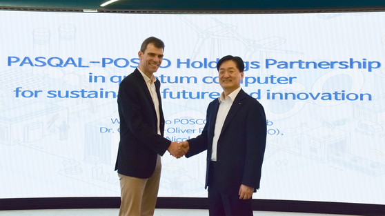 Georges-Oliver Reymond, left, Pasqal CEO, and Kim Ji-yong, director of Posco's N.EX.T Hub research center, pose for a photo after their meeting on May 23 at the Posco N.EX.T Hub in western Seoul. [POSCO HOLDINGS]