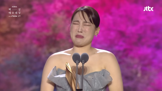 Comedian Lee Eun-ji bursts into tears as she gives her speech after receiving the Best Female Entertainer Award at the 59th Baeksang Arts Awards last April. [SCREEN CAPTURE]