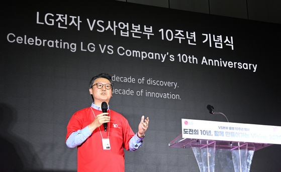 Eun Seok-hyun who leads the LG Electronics vehicle component solutions unit makes a speech at an event celebrating the unit's 10th anniversary on Thursday at LG Science Park in Magok-dong in western Seoul. [LG ELECTRONICS]