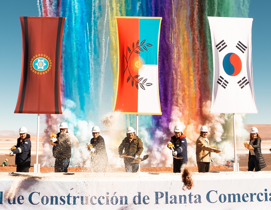 Executives from Posco Holdings and officials from the government of Argentina break ground on the construction of a 1-trillion-won ($760-million) lithium brine factory near the Salar del Hombre Muerto salt lake in northern Argentina on Wednesday. The construction will be completed in 2025, with an annual capacity of 25,000 tons. The produced brine will be turned into lithium hydroxide to be used as a raw ingredient for cathodes, the critical material of secondary batteries that accounts for 40 percent of the battery cost. [POSCO HOLDINGS]