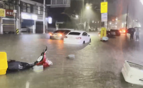 Downtown Yeongju is flooded with heavy rain Friday. [GYEONGBUK FIRE SERVICE HEADQUARTERS]