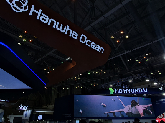 Booths of Hanwha Ocean and HD Hyundai Heavy Industries installed at the International Maritime Defense Industry Exhibition (Madex) in Busan in early June. The rivals vied to boast warship technologies at the exhibition. [KIM SU-MIN]