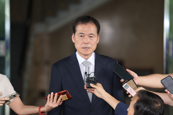 Kim Yung-ho, the unification minister nominee, speaks to reporters Friday in front of the Office of the Inter-Korean Dialogue in Jongno District, central Seoul, his temporary office to prepare for a parliamentary confirmation hearing. [YONHAP] 