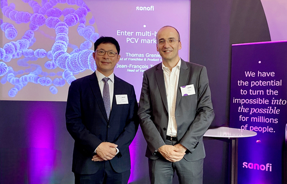 SK bioscience CEO Ahn Jae-yong, left, and Thomas Triomphe, Sanofi executive vice president, pose for a photo during the Sanofi Vaccines Investor Event held in London on Thursday. [SK BIOSCIENCE]