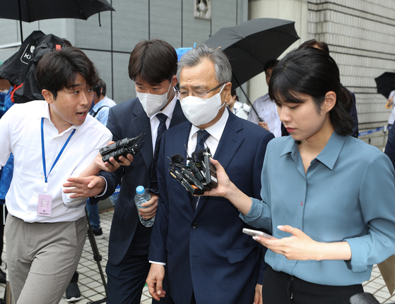 Former special counsel Park Young-soo is surrounded by reporters as he leaves the Seoul Central District Court in Seocho District, southern Seoul, after his warrant review hearing ended on Thursday afternoon. [NEWS1]