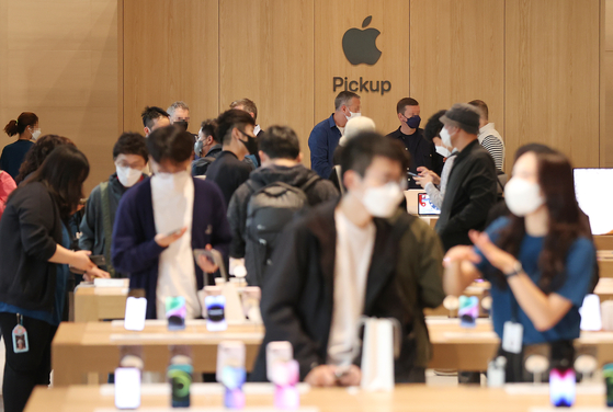 Apple Store in Myeong-dong, central Seoul, is crowded on Oct. 7, the launch date of the iPhone 14 series. [YONHAP] 