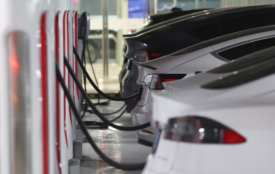 Tesla Superchargers are full with their EVs in downtown Seoul on Jan. 3. [YONHAP] 