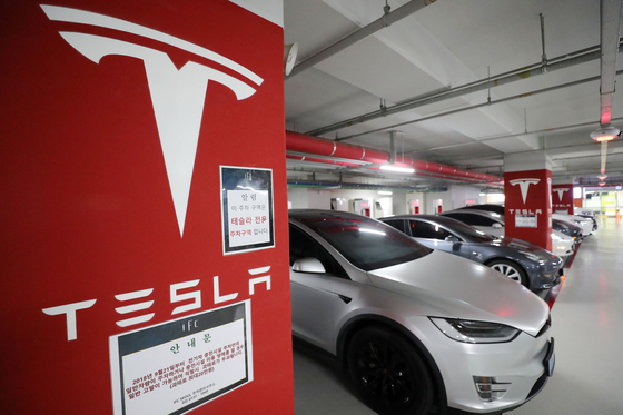 Tesla vehicles are being charged at a building in Seoul on Jan. 17. [YONHAP] 