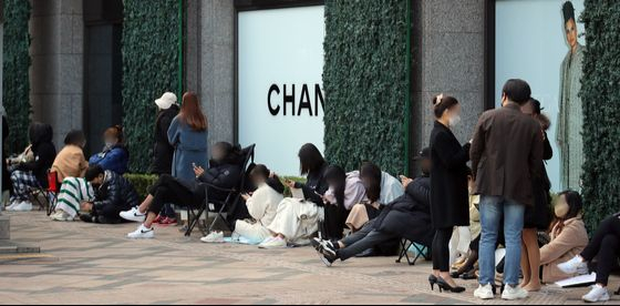 Customers form a long, early morning line in front of a Chanel store at Shinsegae Department Store’s main branch in central Seoul even before the stores opens. [NEWS1]