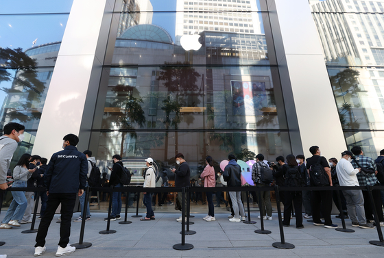 People line up to enter Apple Store in Myeong-dong, central Seoul, on Oct. 7, the launch date of the iPhone 14 series. [YONHAP] 