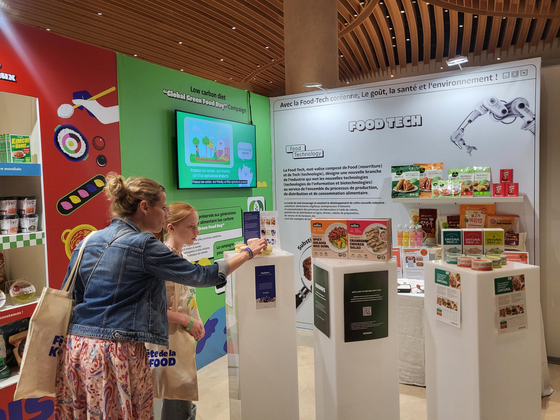 Eating it up. Korean snacks on display at a fair promoting Korean food held at the Louvre Museum in Paris on June 30. The fair was organized by the local operation of Korea Agro-Fisheries & Food Trade Corp. [YONHAP]