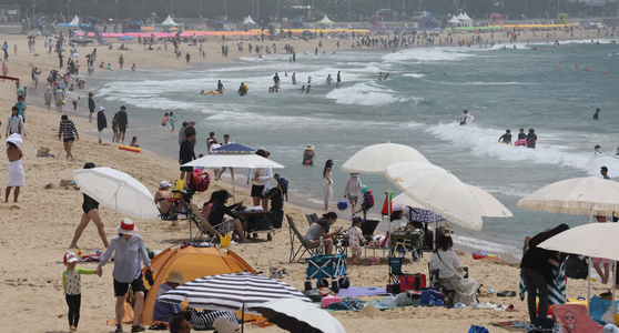 Haeundae Beach in Busan on Saturday, when many beaches officially opened for the season. Korea issued the year's first heatwave warning on Saturday. [SONG BONG-GEUN] 