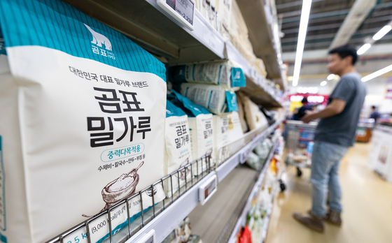 Daehan Flour Mills will lower the price of its key products by 6.4 percent from July 1 amid the government's continuous attempts to cut back on living costs. Pictured is one of the company's flour products on display at a supermarket in Seoul. [NEWS1]