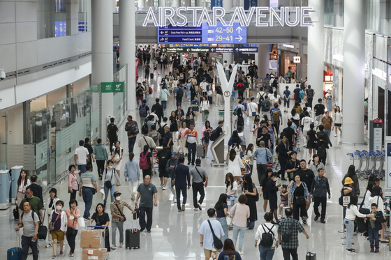 Incheon International Airport's duty-free zone on Sunday [NEWS1]