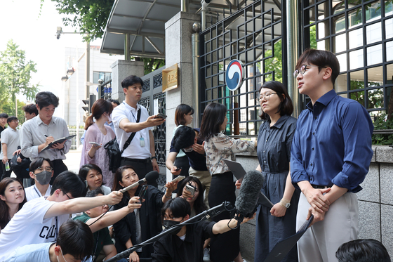 Lawyer Lim Jae-sung, right, who represents some of the forced labor victims who sued Japanese companies for compensations for their forced labor, speaks with the press just outside the Foreign Ministry building in Seoul on Monday to protest the ministry's decision to make public deposits of third-party compensation money that four out of 15 plaintiffs refused to accept. [YONHAP] 