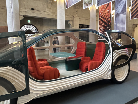 A full-size model of "Airo," an electric vehicle Thomas Heatherwick designed with autonomous and driver-controlled modes. It is described as producing no fossil fuel pollutants and has a customizable interior. [SHIN MIN-HEE]