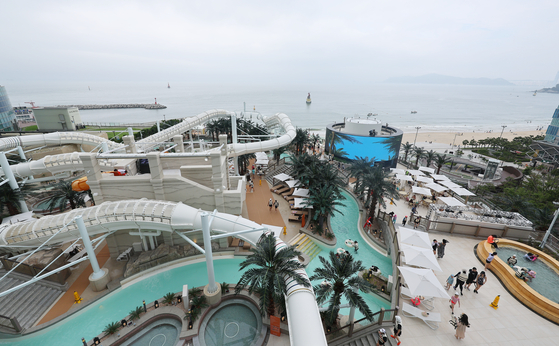 The Club D Oasis waterpark at the LCT residence in Busan opens on a trial basis exclusively for residents. The Club D Oasis hosted a free preview event for LCT residents and will officially open Wednesday. [YONHAP]