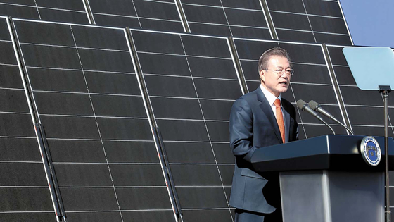 Former President Moon Jae-in speaks at a renewable energy event held in Gunsan, North Jeolla, in 2018. [YONHAP]