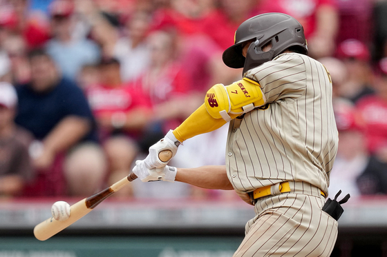 Kim Ha-seong of the San Diego Padres hits a home run in the eighth inning against the Cincinnati Reds at Great American Ball Park in Cincinnati, Ohio on Sunday. The long ball was Kim's fifth in the last 10 games and his 10th on the season, marking his second consecutive year with double-digit home runs. [AFP/YONHAP]