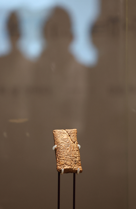 "Tablet of Round Ark" on display at the exhibit, containing a part of the Epic of Atrahasis written in Akkad cuneiform. [YONHAP] 