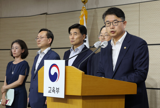 Vice Education Minister Jang Sang-yoon, right, speaks during a briefing on cracking down on irregularities involving private academies at the Sejong government complex Monday. [YONHAP]