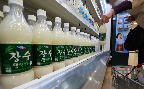 Makgeolli, or Korean rice wine, products are displayed at a discount store in downtown Seoul. [NEWS1]