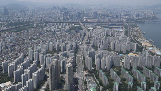 A view of apartment complexes seen in Jamsil in southern Seoul [YONHAP]