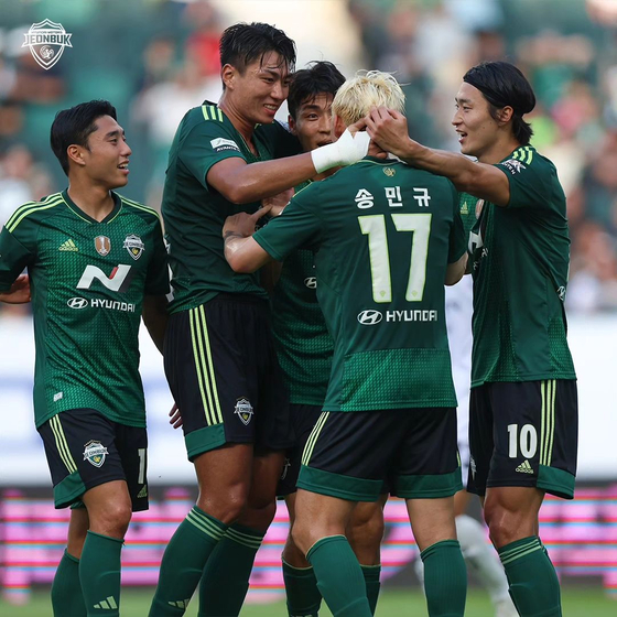 Jeonbuk Hyundai Motors' players celebrate after Song Min-kyu's goal during a K League game against Jeju United at Jeonju World Cup Stadium in Jeonju, North Jeolla in a photo shared on Jeonbuk's official Facebook account on Sunday. [SCREEN CAPTURE]