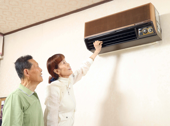 Korea's first wall air conditioner made by LG Electronics has made its way back to the company, as its users donated it after using it for 45 years. The elderly couple, pictured, living in Gyeongju said they decided to donate it due to its historical value. The GA-100SP was launched in 1979 and the donated air conditioner will be displayed at either LG Academy or Changwon R&D Center. [LG ELECTRONICS]