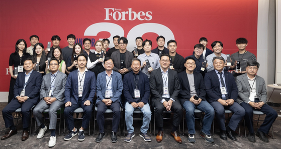 Forbes Korea held its first offline conference this year, Forbes Korea 30 Under 30 Summit 2023, at JoongAng Ilbo headquarters in Mapo District, western Seoul, on Tuesday. JoongAng Ilbo S and Korea JoongAng Daily CEO Cheong Chul-gun, fourth from left in the first row, Salesforce Korea CEO Son Bu-han, far left in the first row, JoongAng Ilbo S General Manager Kim Hong-gyoon, second from right in the first row, and Rebellions CEO Park Sung-hyun, third from the right in the first row, pose for a photo during the Tuesday event with 20 listees. In five segments of deep tech, social impact, consumer tech, and fashion/beauty, five people were selected as next-generation leaders.[CHOI GI-UNG] 