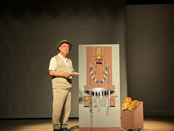 Choi Eung-chon, head of the Cultural Heritage Administration, presents the excavation results at Gyeongju's Seorabol Cultural Center Hall on Tuesday. [YONHAP] 